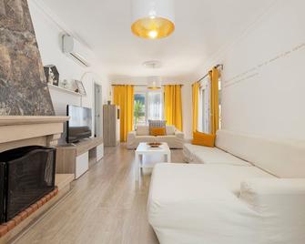 Lovely Farm With Pool @ 20min Lisbon And Beaches - Palmela - Living room