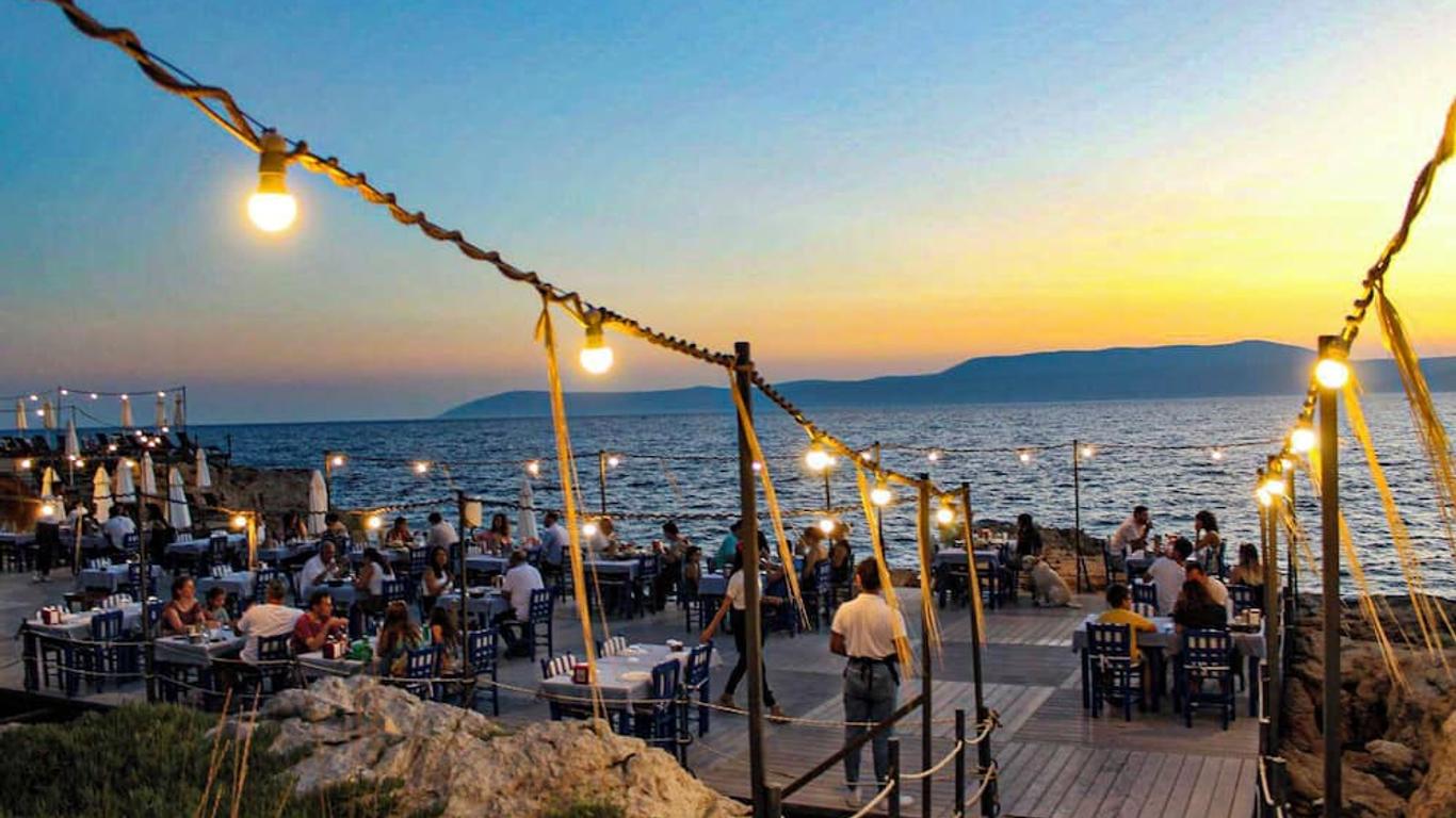 Maya Bistro Hotel & Beach