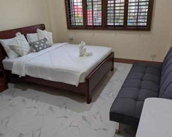 4-bedroom house in delightful Kalibo with AC, WiFi and power gen Enjoy your stay - Kalibo - Bedroom