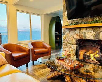 New! Panorama Lakeview Place: Canandaigua Lake escape w pool, game room & more! - Naples - Salon