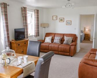 Set on a working Dairy farm stunning views, a hot tub and pet freindly - Otley - Living room