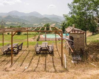 Inviting Holiday Home in Serra Sant'abbondio With Garden - Serra Sant'Abbondio - Patio