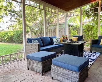 Walk downtown, Charming 3 BR -2 King beds, Porch, Fire Pit, Theatre, Fenced Yard - Саліна - Патіо