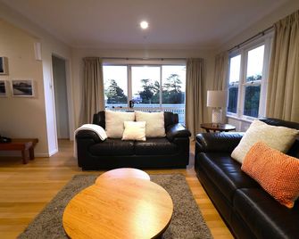Cozy Family Home 10min to Airport and Pet friendly - Auckland - Living room