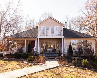 4-Bedroom Home - 2 King Beds, Summer Pool, Pool Table, Air Hockey + More - Cape Girardeau - Building