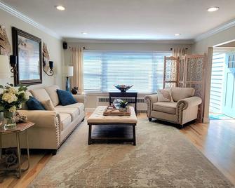 Newly Renovated Beautiful Spacious 3 BD/2 BA Beach Home Just Steps to the Sand! - Long Beach - Living room