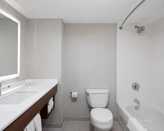 Holiday Inn Express & Suites Halifax Airport - Enfield - Bathroom