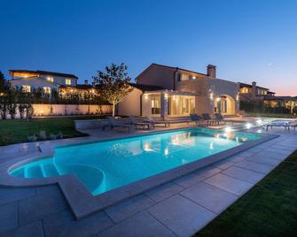 Mirana Luxury Villas - Kavran - Pool