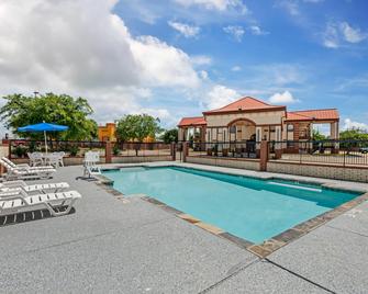 Quality Inn and Suites - New Boston - Басейн