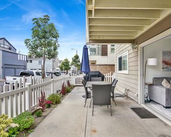 Beautiful & Beachy Lower Unit - One House from the Sand - Newport Beach - Balkon