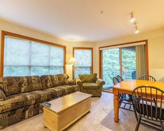 Aspen #327 Prime Ski-In Ski-Out Location! Pool, Hot Tubs, Sleeps 8 - Whistler - Sala de estar