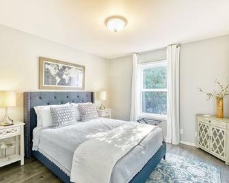 Dog-Friendly, Hot Tub, Walk To Beach (Sisu) - Ocean Park - Bedroom