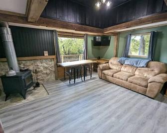 Cozy cabin with WiFi and AC in welcoming Willcreek River - Coshocton - Living room