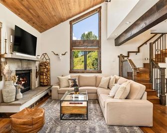 3BR Townhouse Near Resort: Pool Golf course Tennis - Avon - Sala de estar