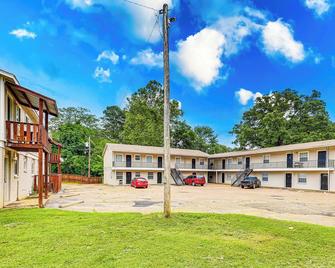 Texarkana Apartment Less Than 1 Mi to Spring Lake Park! - Texarkana - Building