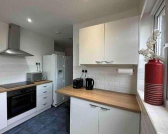 Dallas House - Easy links to LHR and London - Hayes - Kitchen