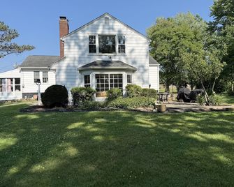 Charming Hudson Farmhouse on 12 Acres - 2 Miles from Cuyahoga Valley Nat’l Park - Hudson - Building