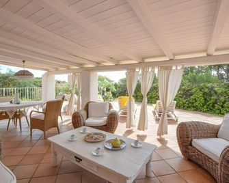 Rent villa 5 minutes walk from the sea - La Maddalena - Patio