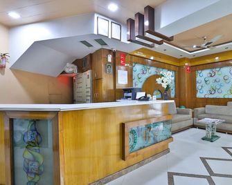 Hotel Merit - 蘇拉特 - 櫃檯