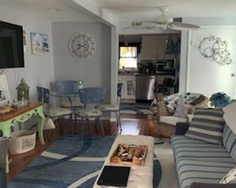 Beach House, across from water. - Warwick - Salon
