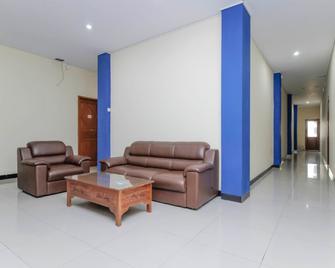 RedDoorz Plus @ Jalan Pemuda Jakarta - Jakarta - Lobby