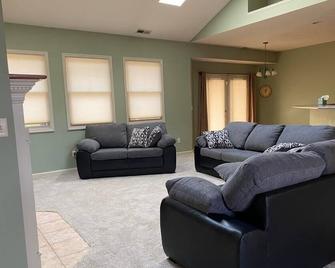 Feel At home 13 minutes from Dayton International Airport - Vandalia - Living room