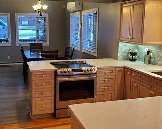 Grizzly Hideaway - A Serene & Private Lake Community Home! - Windermere - Kitchen