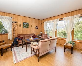 Beautiful Home In Jostedal With Kitchen - Jostedal - Living room