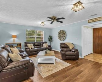This house is a 4 bedroom(s), 3 bathrooms, located in Bloomingdale , GA. - Bloomingdale - Wohnzimmer
