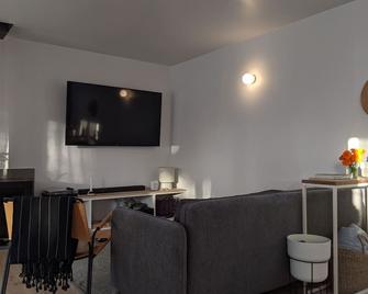 Newly Remodeled Home in Quaint Bolinas! - Bolinas - Sala de estar