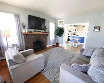 Downtown Retreat with large privacy fenced yard. Pet Friendly! - Warrensburg - Living room