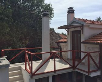 Traditional Dalmatian house Bonaca - Gdinj - Balcón