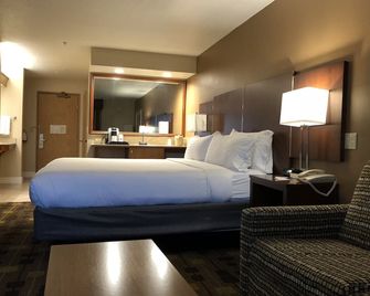 Holiday Inn Express & Suites Corning By IHG - Corning - Schlafzimmer
