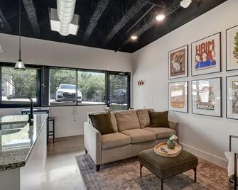 NEW Studio with 2 Beds 7 mins to Broadway - Nashville - Living room