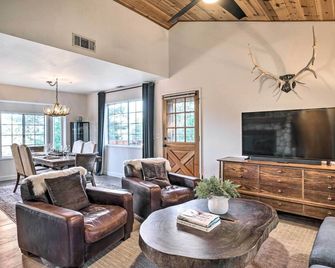 Luxe Lake Arrowhead Getaway w/ Treetop Views! - Lake Arrowhead - Sala de estar
