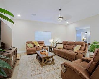 Remodeled retreat in golf community Sun City! - Sun City - Sala de estar