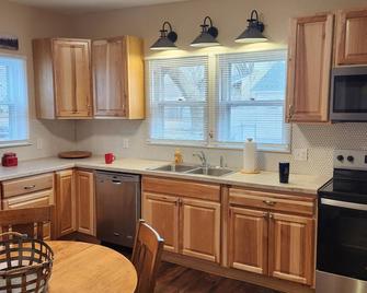 Railroad themed 3-bedroom house in Boone The Main Street Station is pet friendly - Boone - Kitchen
