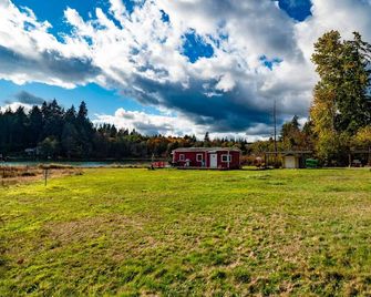 Beachfront Steampunk Airstream, Cosy Year-Round Glamping on the Kitsap Peninsula - Bremerton - Außenansicht