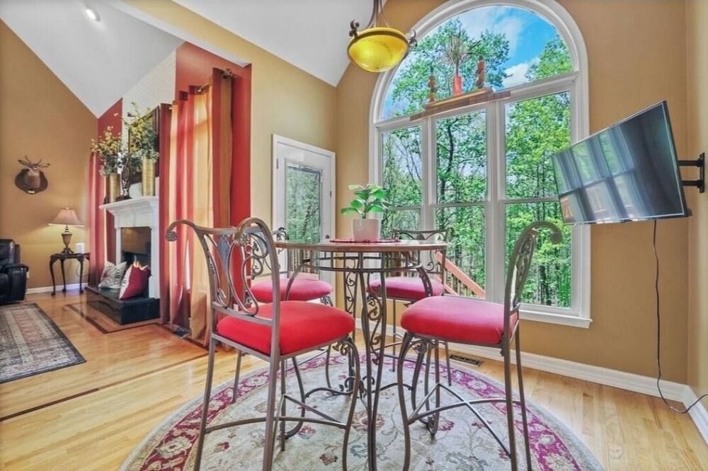 Spacious and comfy 4 Bed/3 Full Bath Canton Home! - Canton - Eetruimte