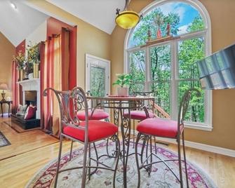 Spacious and comfy 4 Bed/3 Full Bath Canton Home! - Canton - Eetruimte