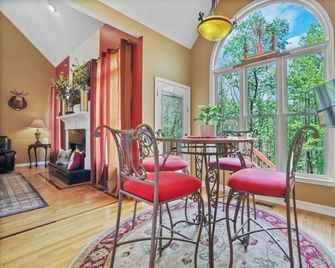 Spacious and comfy 4 Bed/3 Full Bath Canton Home! - Canton - Eetruimte