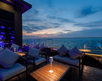 Novotel Sriracha Marina Bay - 春武里 - 酒吧