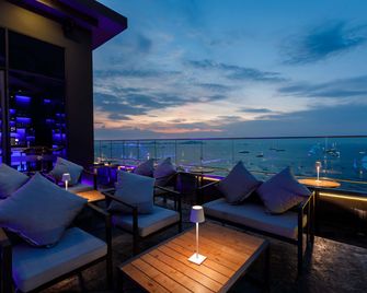 Novotel Sriracha Marina Bay - צ'ונבורי - בר