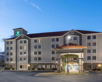 La Quinta Inn & Suites by Wyndham Atlanta Douglasville - Douglasville - Building