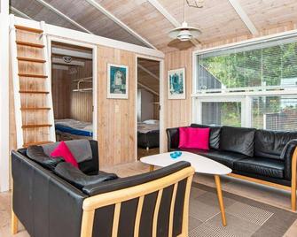 Exquisite Holiday Home in Ebeltoft With Swimming Pool - Ebeltoft - Вітальня
