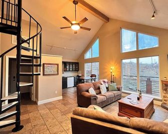 Book A Medicine Park Riverside Cabin w/ hot tub - Medicine Park - Living room