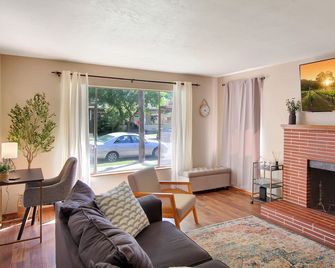 Cozy Central Lodi Chateau - Just Steps From Downtown! - Lodi - Вітальня