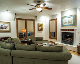 Historical home located in downtown Pendleton's eight block sites and eateries. - Pendleton - Sala de estar