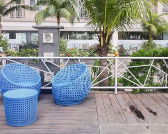 Comfortable And Homey Studio At Titanium Square Apartment - Jakarta - Balcony