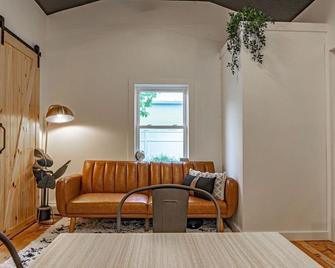 Campfire Cottage: Fireplace, fire pit & no chores! - Kingston - Living room